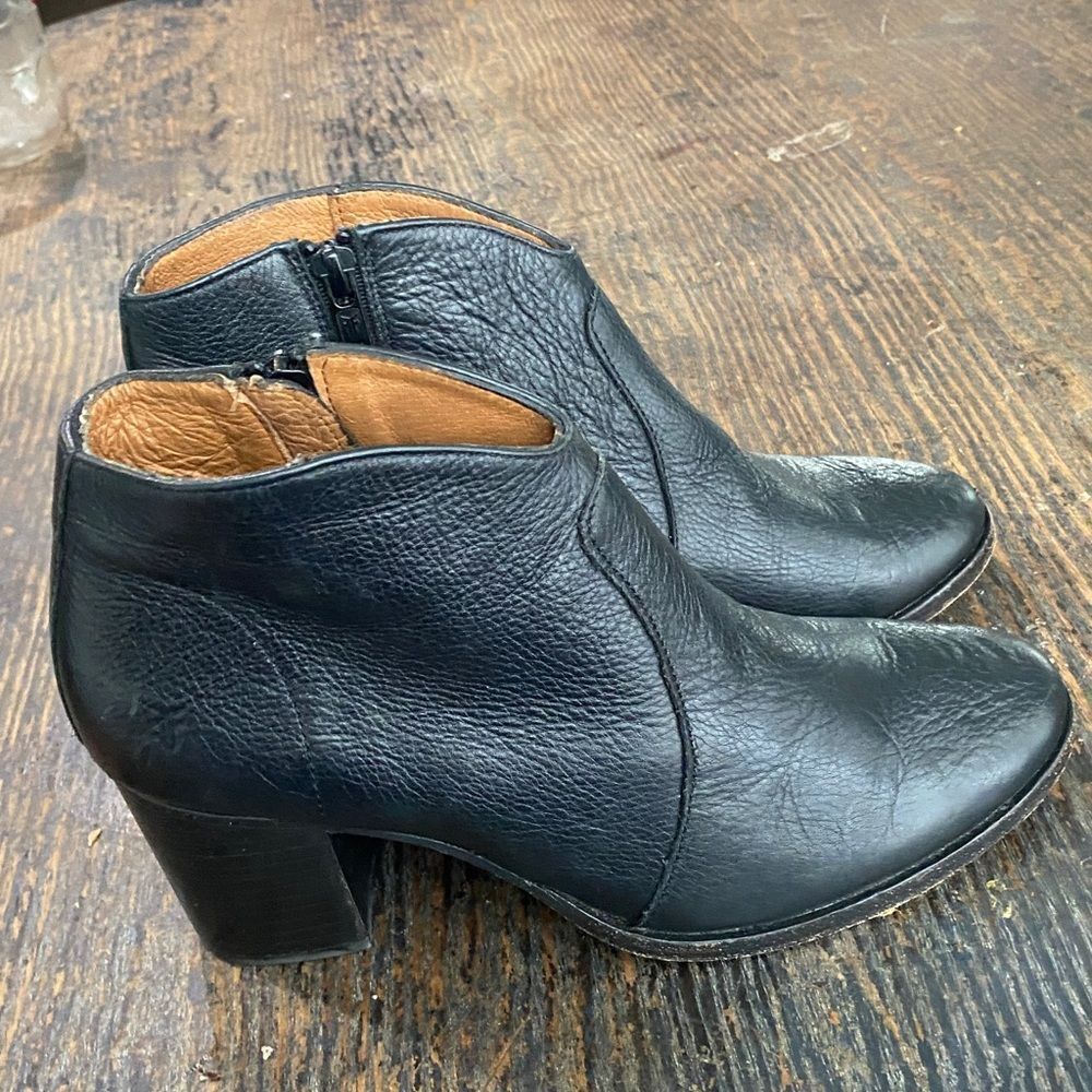 Frye Nora Zip Up Ankle Boots in Black size 7B
